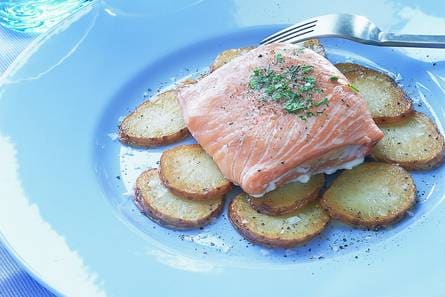 Zalmvink met aardappel in schil