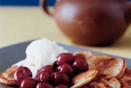 Poffertjes met roomijs en warme kersensaus