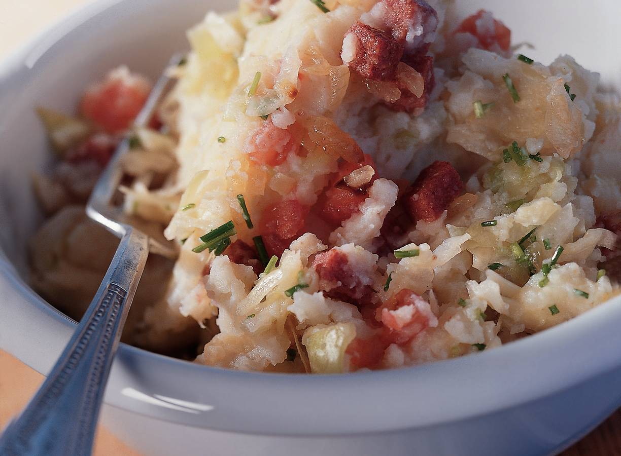 Stamppot met spitskool, gebakken salami en tomaat