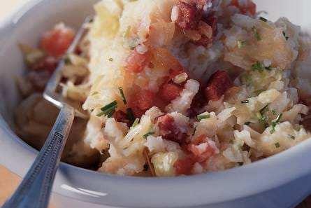 Stamppot met spitskool, gebakken salami en tomaat