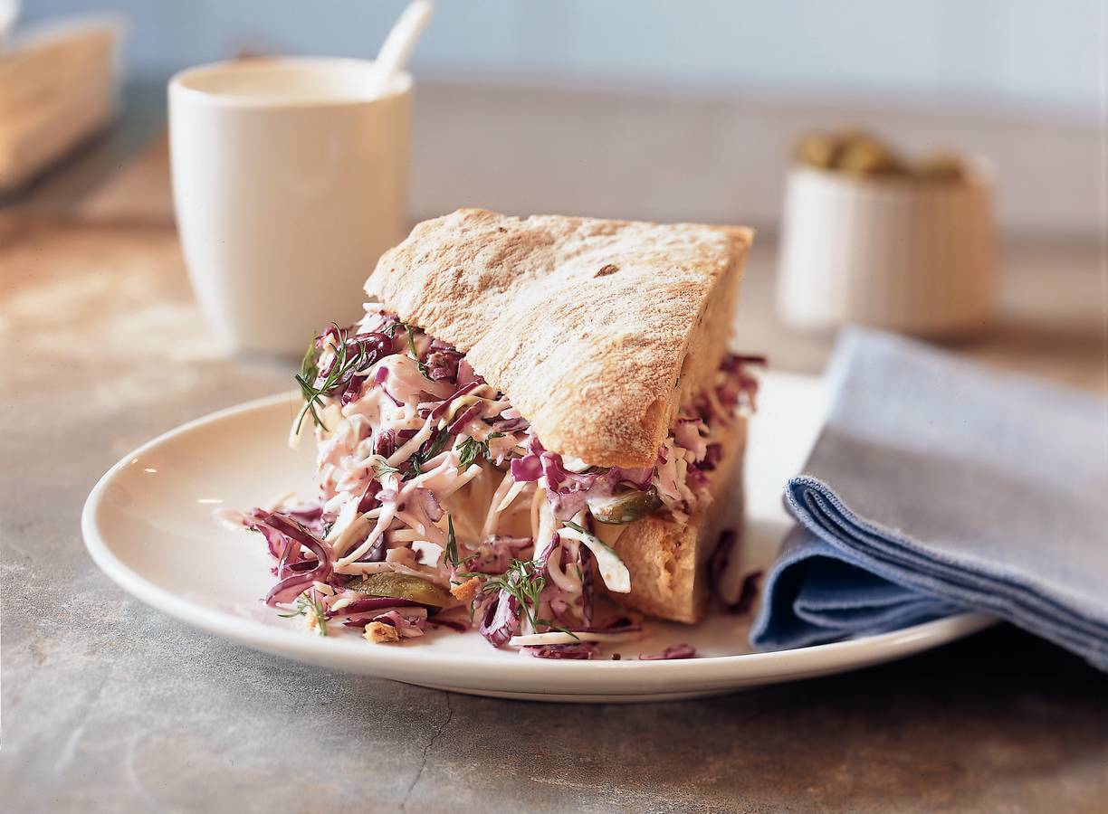 Vloerbrood met kaas en koolsalade