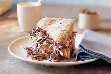 Vloerbrood met kaas en koolsalade