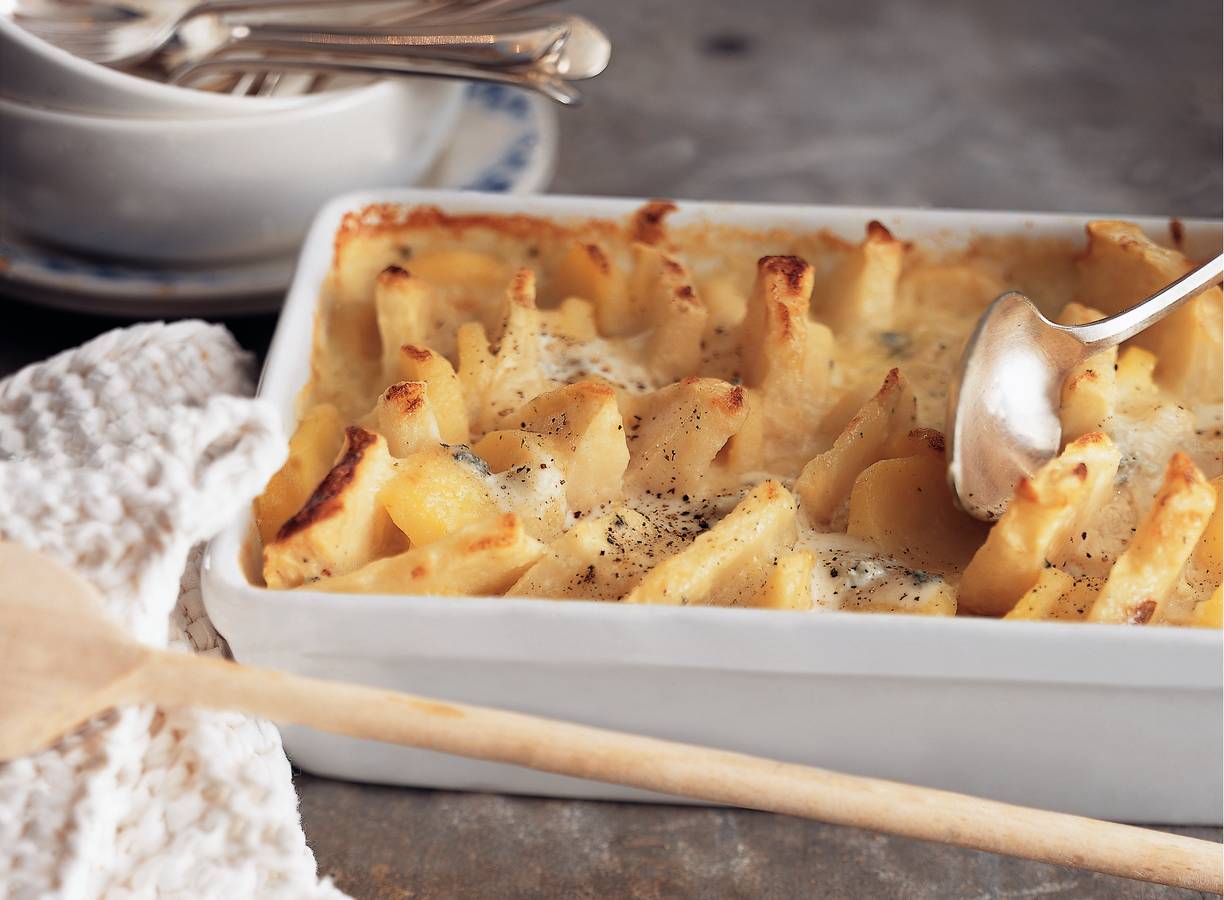 Knolselderij-aardappelschotel met gorgonzolasaus