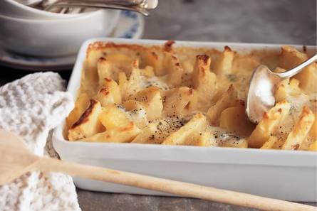 Knolselderij-aardappelschotel met gorgonzolasaus