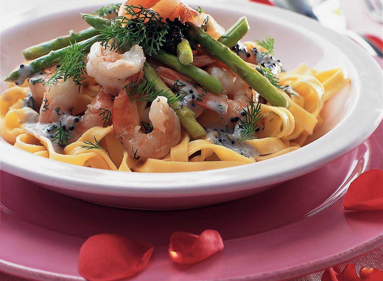 Tagliatelle met kaviaarsaus, asperges en garnalen