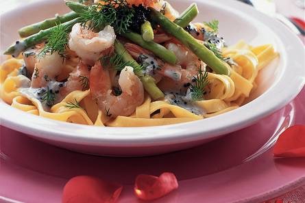 Tagliatelle met kaviaarsaus, asperges en garnalen