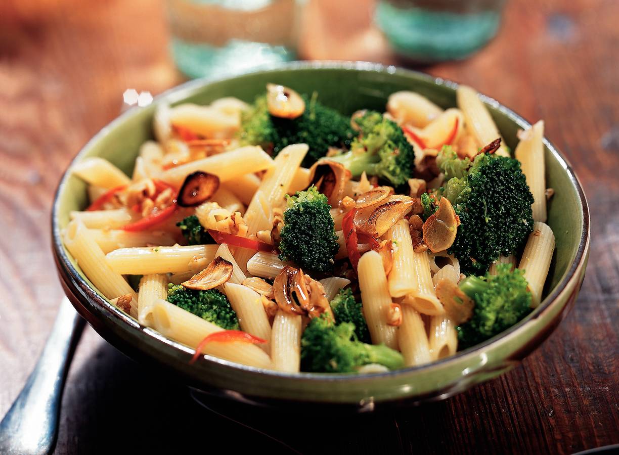 Penne met broccoli, knoflook en walnoten