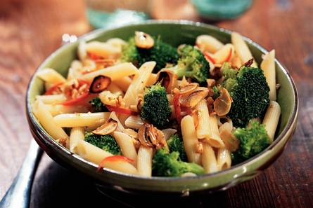 Penne met broccoli, knoflook en walnoten