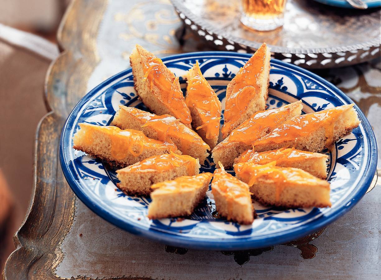 Honing-griesmeelcakejes met sinaasappelsiroop