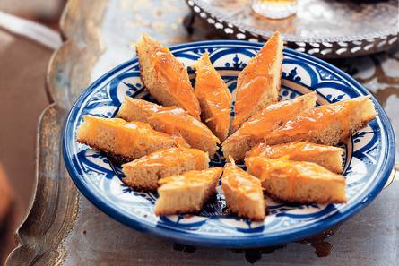 Honing-griesmeelcakejes met sinaasappelsiroop