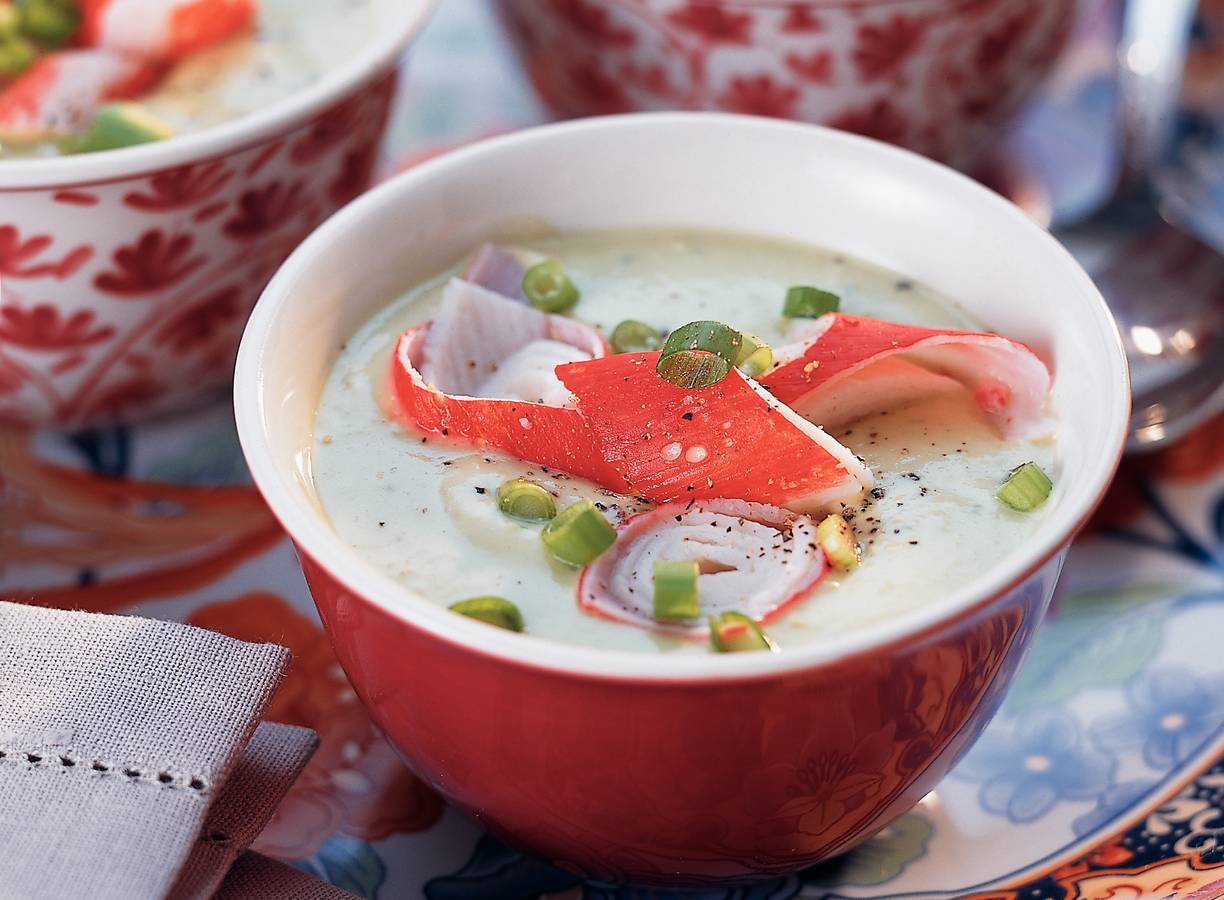 Avocadosoep met surimiflakes en kruidige crème fraîche