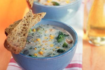 Champignonsoep met kip, broccoli en mais