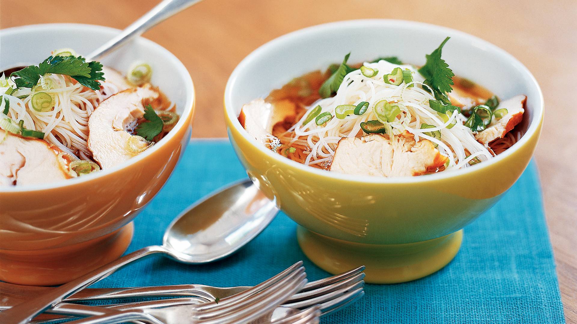 Lichte noedelsoep met kip en koriander recept Allerhande Albert Heijn