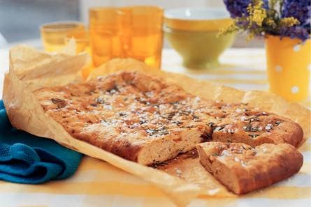 Tomaten-olijvenbrood met rozemarijn