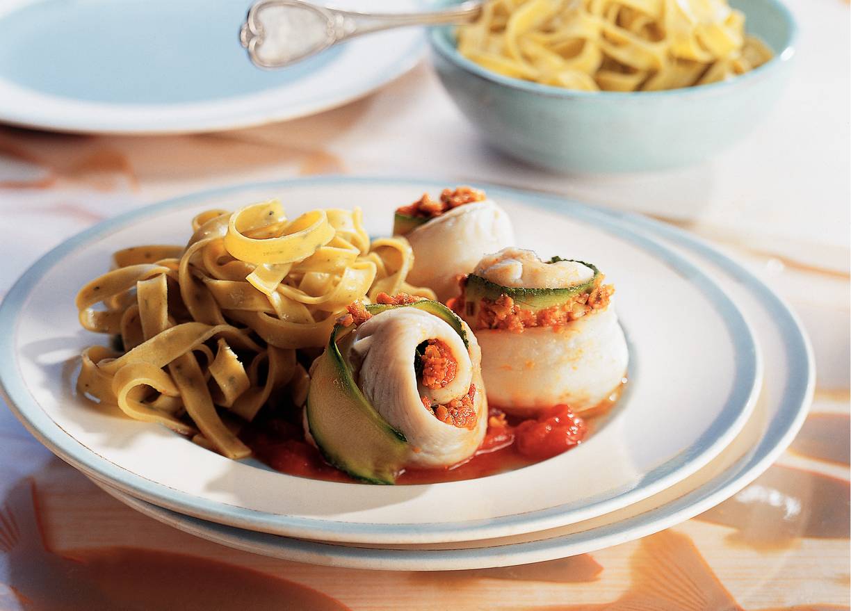 Scholrolletjes met courgette in tomatensaus