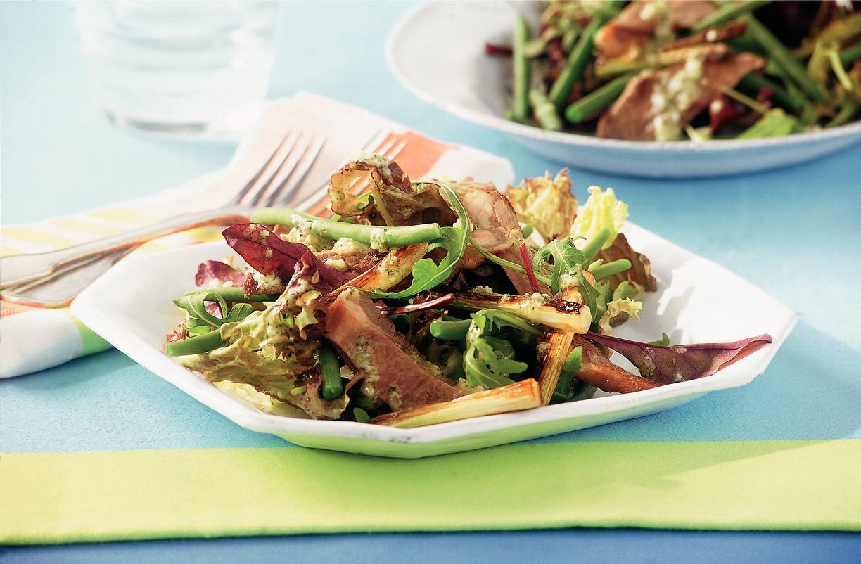 Gemengde salade met lamsvlees en muntdressing
