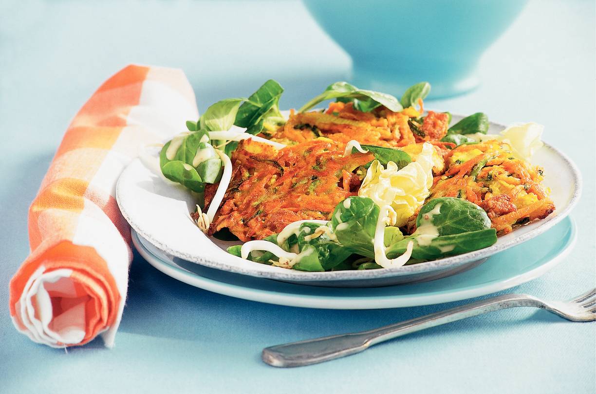 Salade van groentekerriekoekjes met tofu