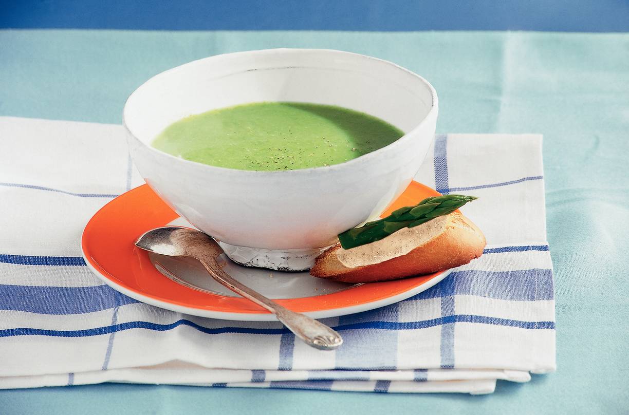 Groene-aspergesoep met kipcrostini