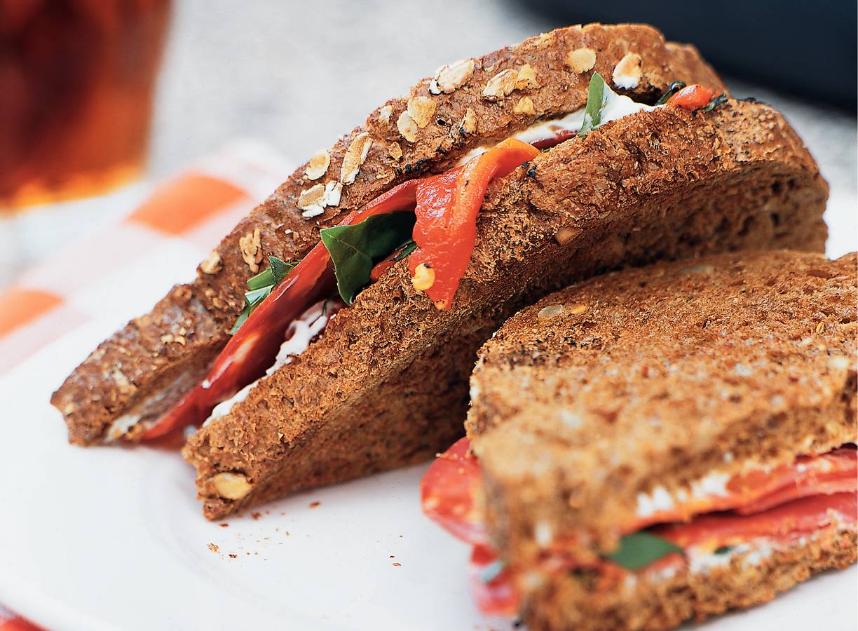 Volkorentosti met verse roomkaas en chorizo