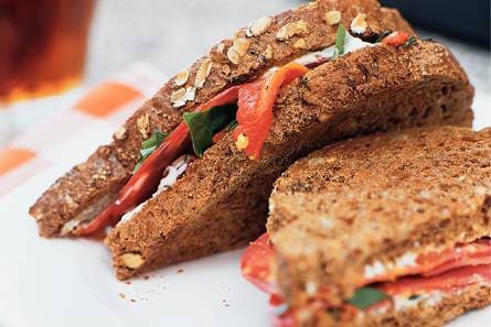 Volkorentosti met verse roomkaas en chorizo