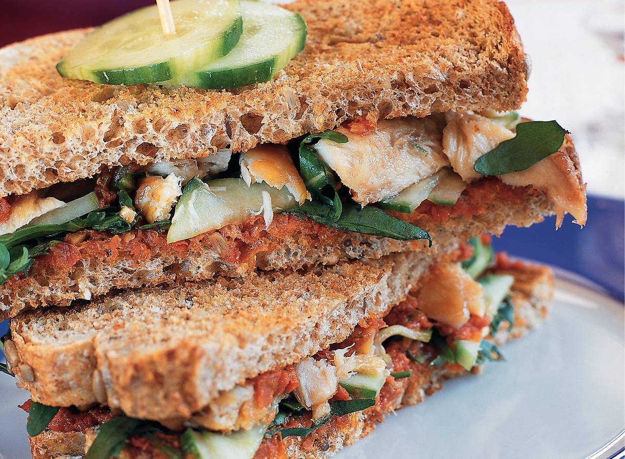 Mediterrane clubsandwich met makreel