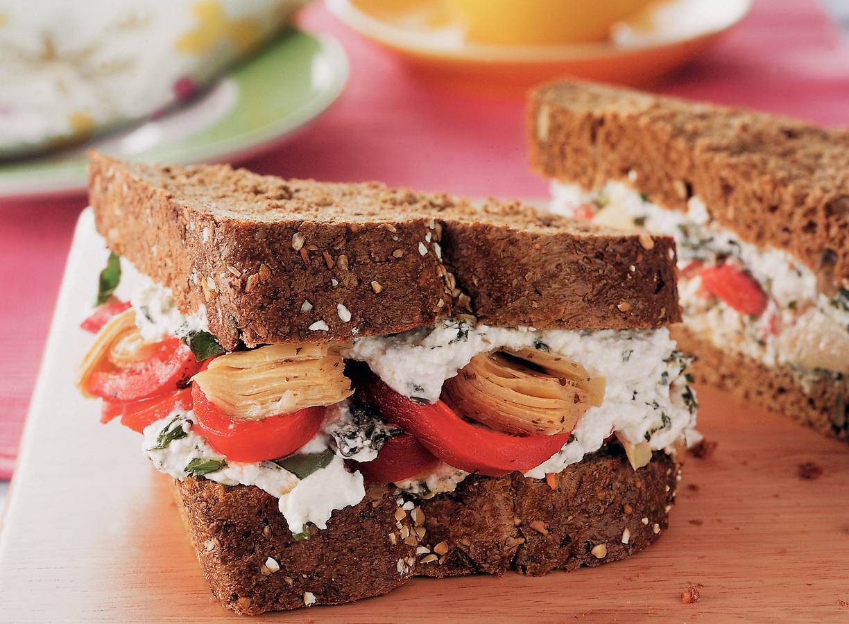 Volkorensandwich met kruidige Hüttenkäse en mediterrane groenten