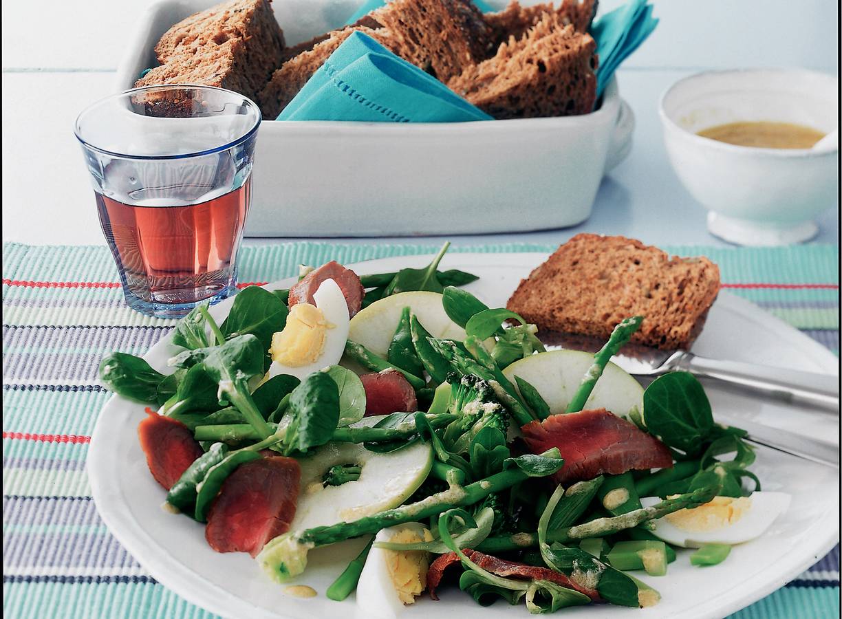 Groene salade met struisvogelbiefstuk en ei