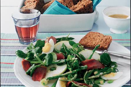 Groene salade met struisvogelbiefstuk en ei