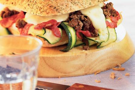 Focaccia met tartaar en courgette