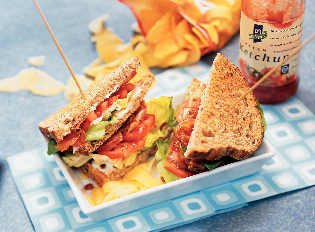 Sandwich met sla, bacon en tomaat