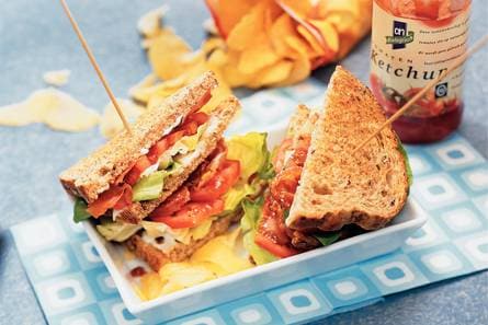 Sandwich met sla, bacon en tomaat