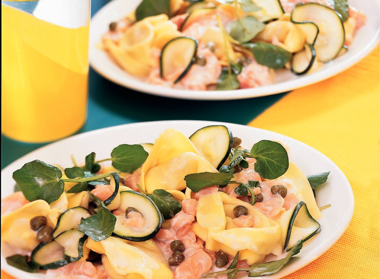 Kaastortelloni met zalmroomsaus