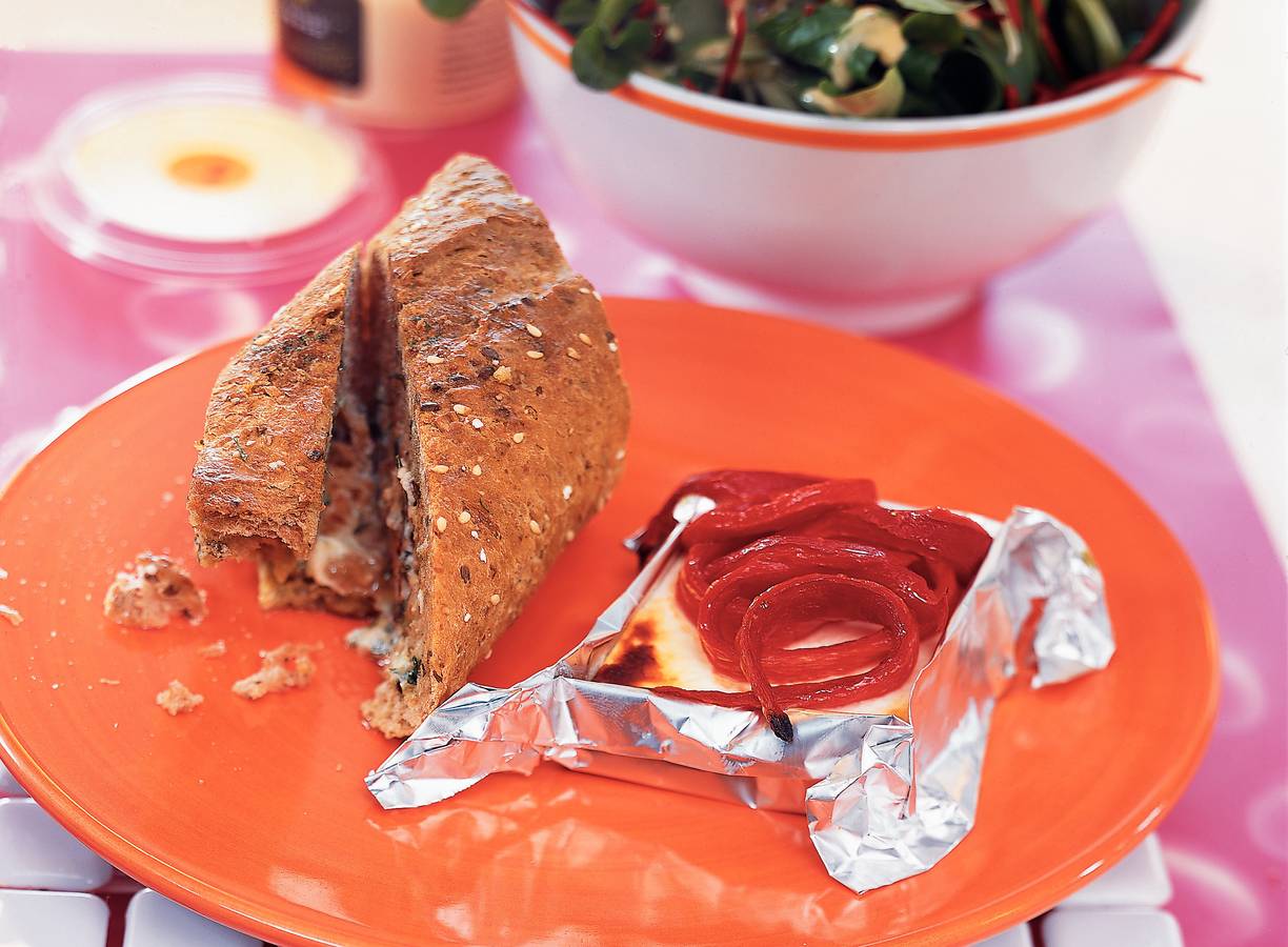 Gegrilde witte kaas met knoflookbrood