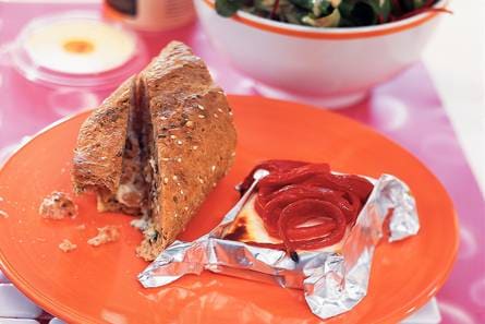 Gegrilde witte kaas met knoflookbrood