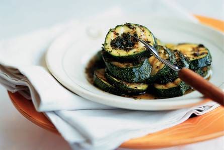 Antipasti gemarineerde courgette