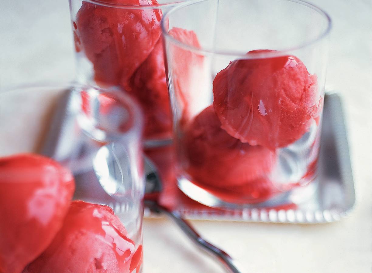 Sinaasappelsorbetijs met camparisiroop