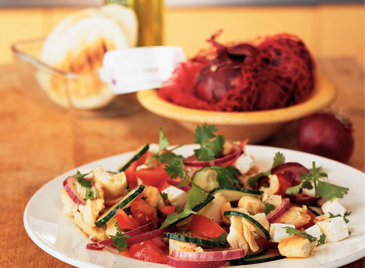 Zomersalade met brood en witte kaas