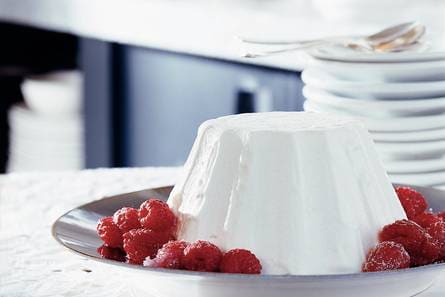Platte-kaaspudding met frambozen