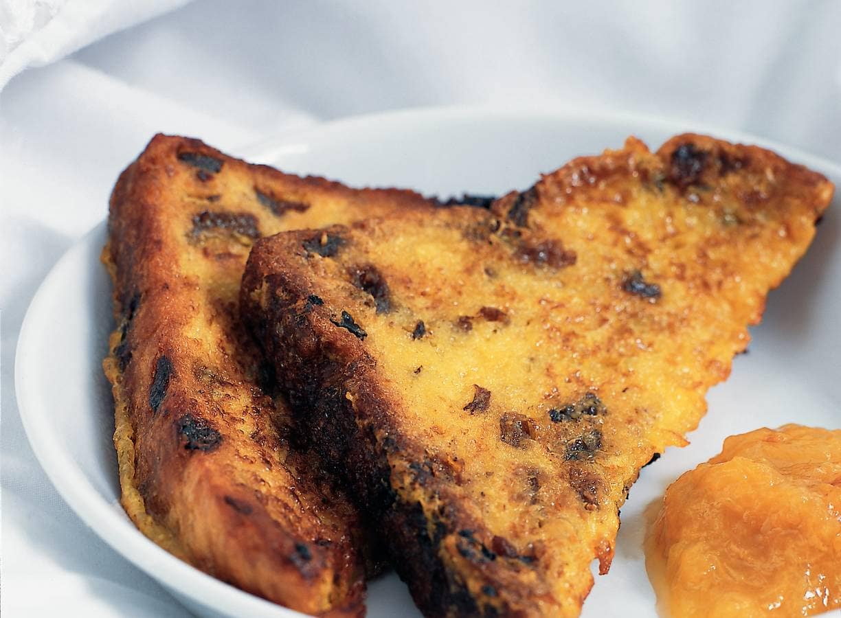 Verloren rozijnenbrood met abrikozenmoes