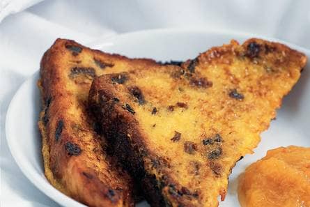Verloren rozijnenbrood met abrikozenmoes