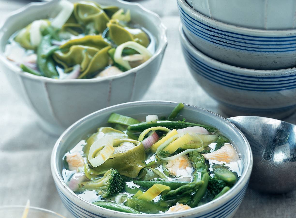 Groentesoep met tortelloni en kip