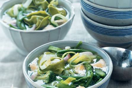 Groentesoep met tortelloni en kip