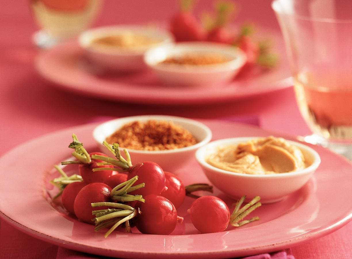 Radijs met hummus en sesamzaad