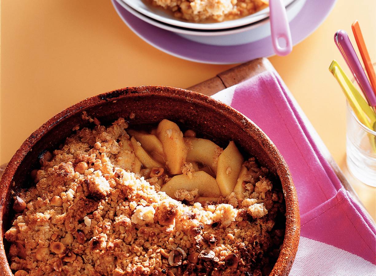 Warm appeldessert met hazelnoot-kruimelkorst