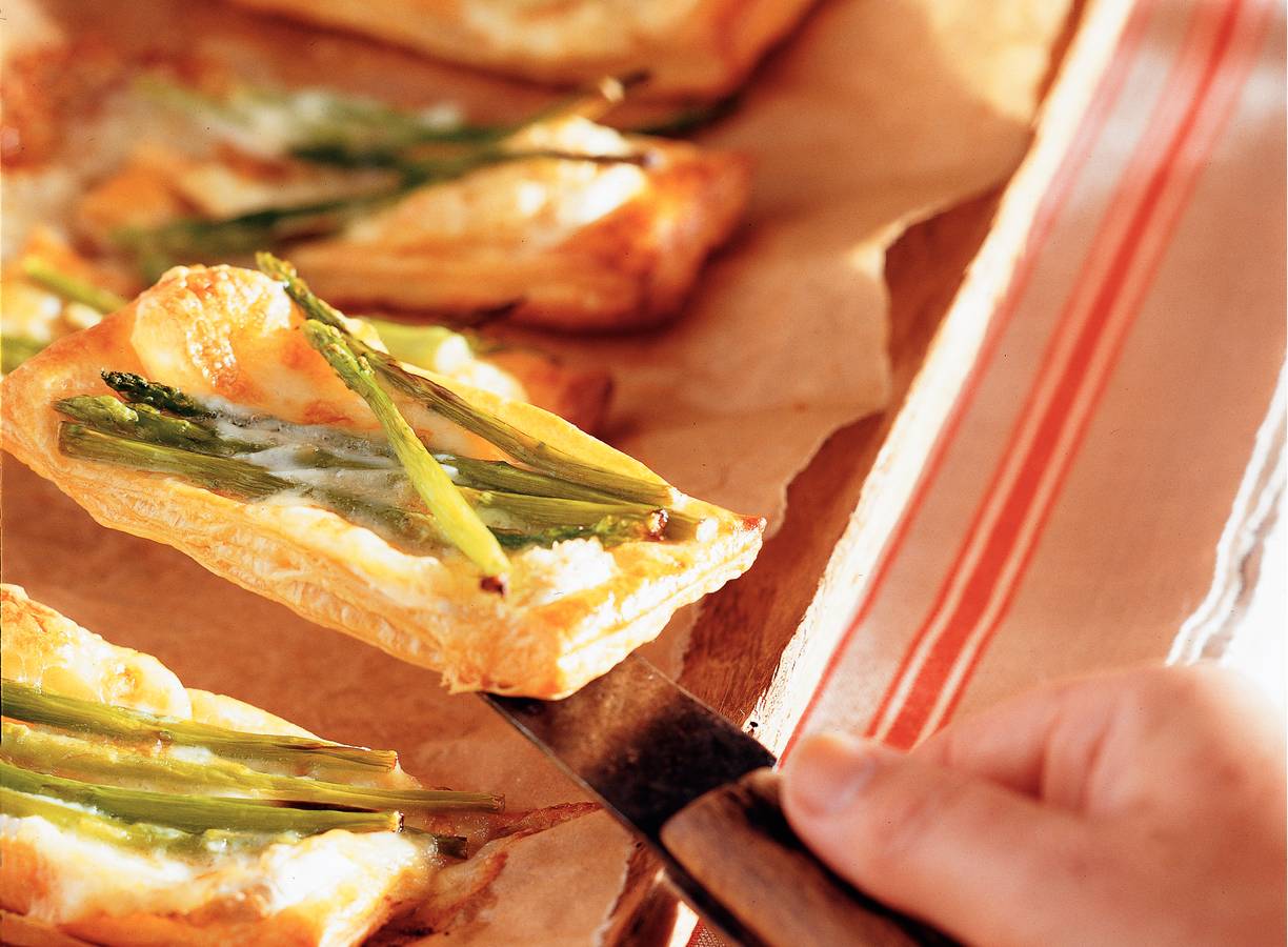 Bladerdeeghapjes brie met groene aspergetips