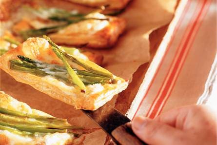 Bladerdeeghapjes brie met groene aspergetips
