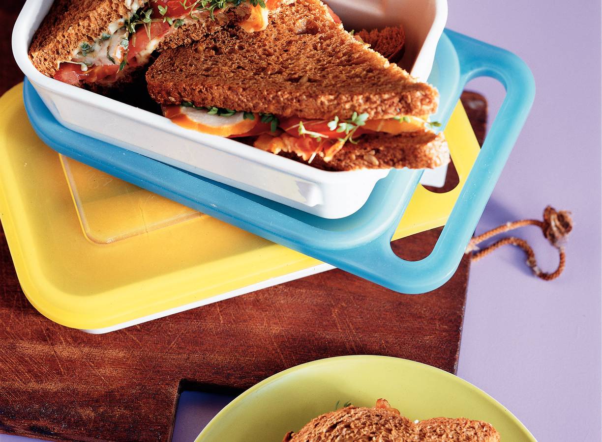 Volkorensandwich met gerookte kip, mosterdmayonaise en spek