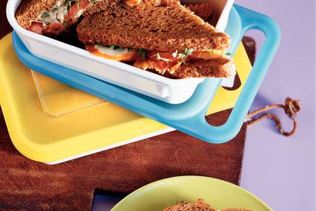 Volkorensandwich met gerookte kip, mosterdmayonaise en spek