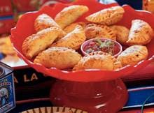 Deze typisch Mexicaanse bladerdeeghapjes zijn zo goedgevuld dat je ze prima als hoofdgerecht kunt eten.