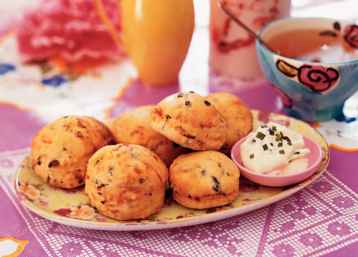 Scones met olijven en kruidenroom